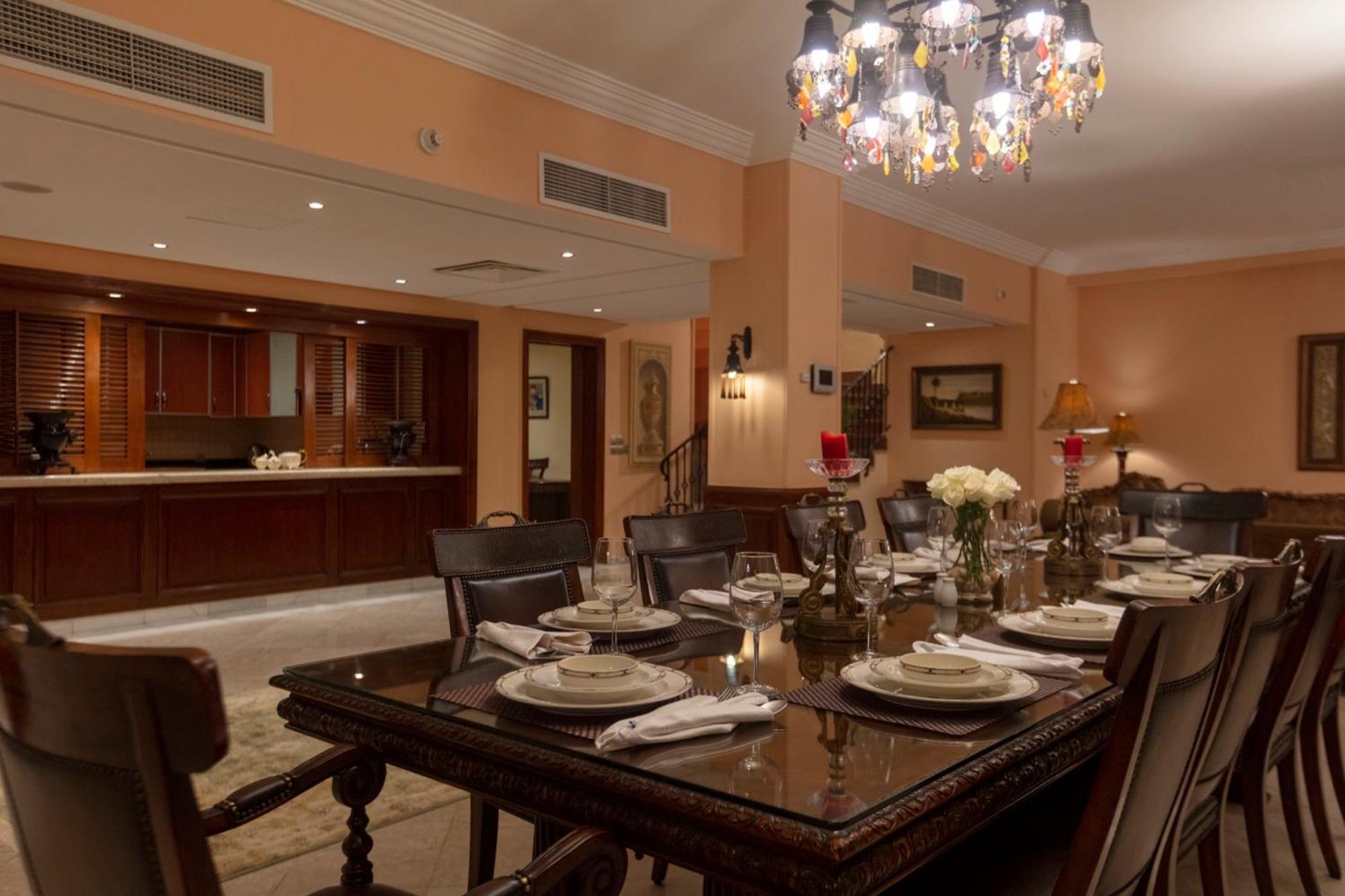 사보이 호텔 샤름 엘 셰이크 외부 사진 A dining room in a suite at the Taj Mahal Palace