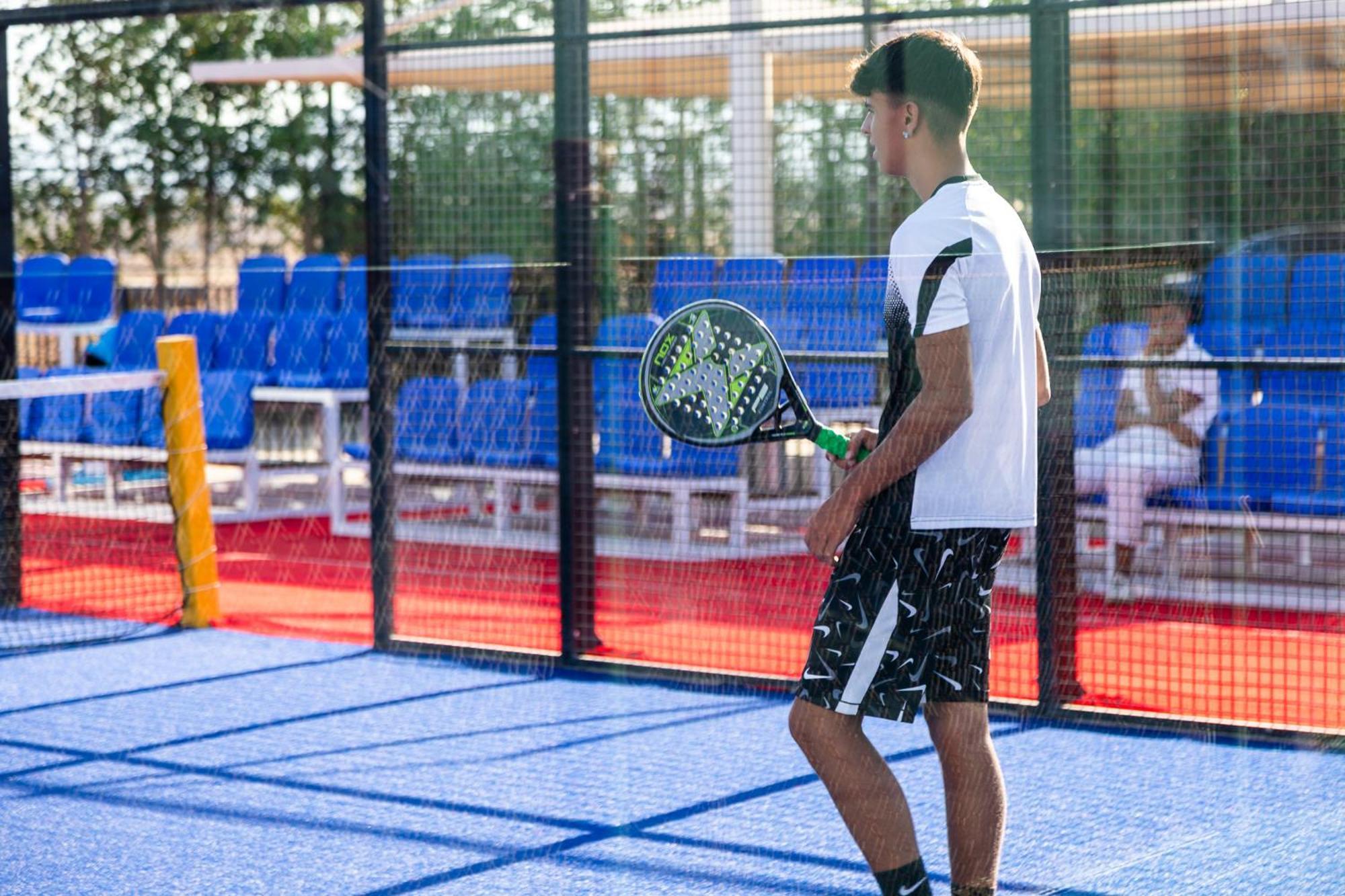 사보이 호텔 샤름 엘 셰이크 외부 사진 A player waiting for the serve